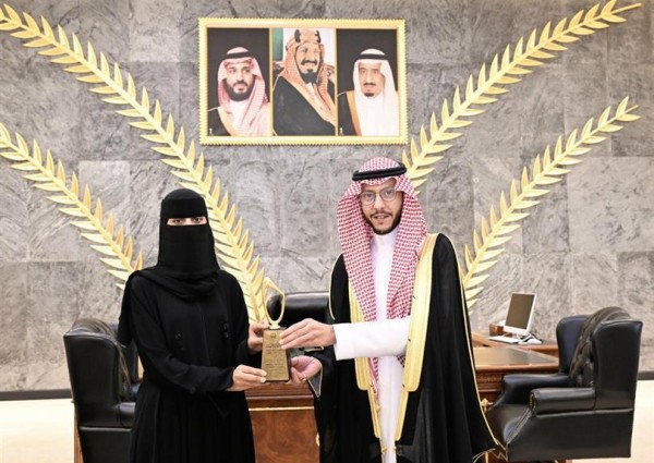 محافظ الطائف الأمير سعود بن نهار يكرم مواطنة نظير العمل الإنساني تجاه أحد الأشخاص من ذوي الإعاقة