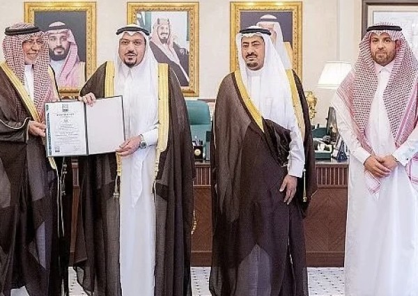 أمير القصيم يتسلم شهادة الآيزو العالمية ودرع التميز والريادة لإمارة المنطقة