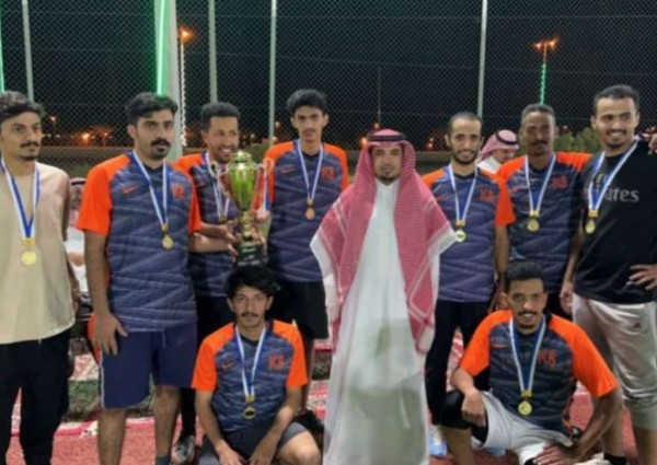 المطيري يسلم كأس البطولة للأولمبي