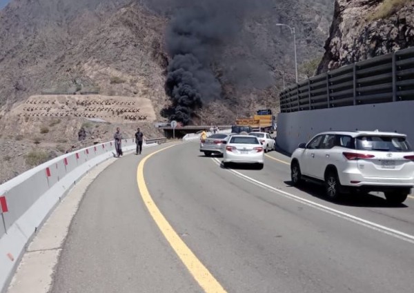 الهلال الأحمر بالباحة يباشر حادث تصادم مروع بين شاحنتين في عقبة الملك فهد باتجاه المخواه