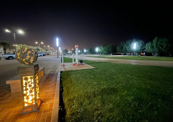 استبدال 34 عمود تقليدي بجمالي مزخرف جديد في المنتزة العام بشارع القطيف بمحافظة بقيق