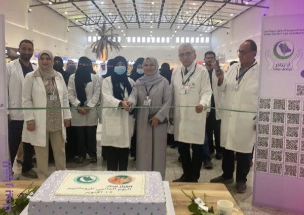 أكثر من ٦٠ أخصائي و ممارس صحي  يساعدون مرضى الروماتزم في يومها العالمي بالرياض