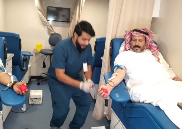فرع الموارد البشرية بالباحة يختتم حملة التبرع بالدم ( قطرة من دمك تنقذ حياة)