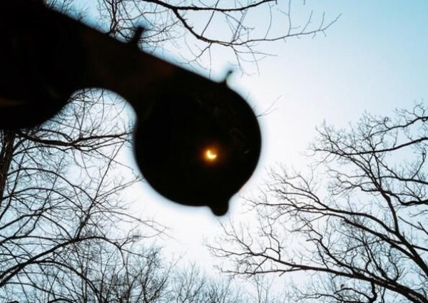 استشاري عيون الأطفال يحذر من النظر المباشر لأشعة كسوف الشمس التي تشهدها المملكة غداً