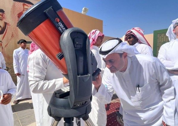 مرصد حفر الباطن الفلكي يقوم برصد الكسوف الجزئي بمشاركة الطلاب والمهتمين