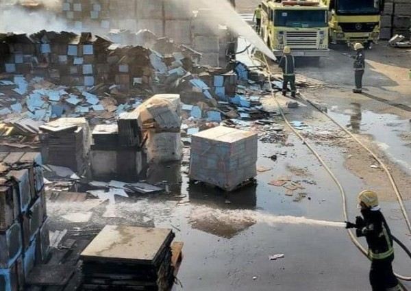 مدني الدمام يخمد حريقاً اندلع بمستودع سيراميك ولا إصابات