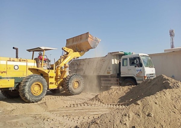 بلدية الخفجي تبدأ بأعمال التسوية الترابية لبعض شوارع حي الروضة وخطوط أرضيه بشوارع متفرقه تمهيدا لسفلتتها