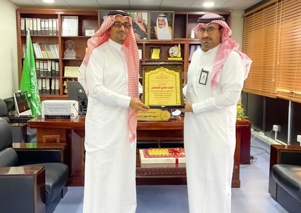 مدير مستشفى دومة الجندل يكرم الزميل النعمان