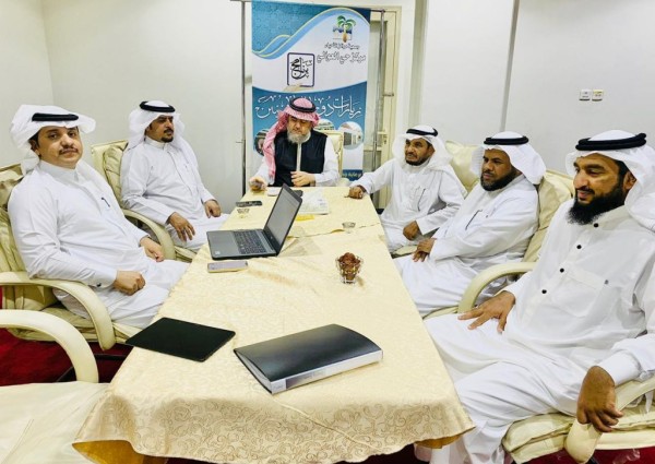 رئيس مجلس إدارة مركز حي العوالي يجتمع مع أعضاء المجلس لمناقشة ما تم إنجازه بالمركز