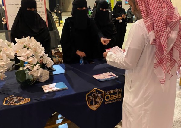 مركز تعارفوا للإرشاد الأسري يشارك في الملتقى الأول لأولياء أمور طلبة مدارس واحة العلم بالرياض