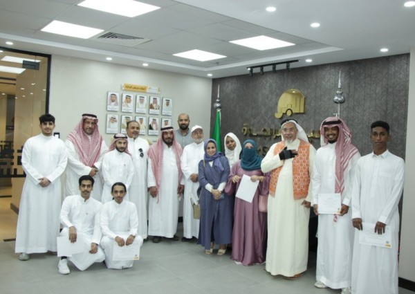 عضو مجلس إدارة جمعية البر بـ”جدة” يكرم فريق رحماء التطوعي لجهودهم الإيجابية التي يبذلونها بهدف إنقاذ القطط في مناطق تطوير الأحياء العشوائية