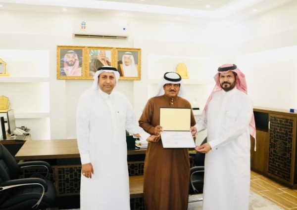 محافظ الطوال فيصل بن ناصر بن وريك يكرم الإعلامي يحي حسن حمدي لجهوده الإعلامية