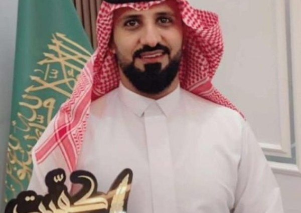 مدير مدرسة ثانوية أجنادين بـ”عرعر” تكرم المعلم المتميز محمد بن عبدالله الصيعري