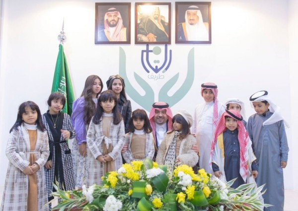 أمير الحدود الشمالية يلتقي أيتام محافظة طريف ويطلع على خدمات جمعية رعاية الأيتام بالمحافظة