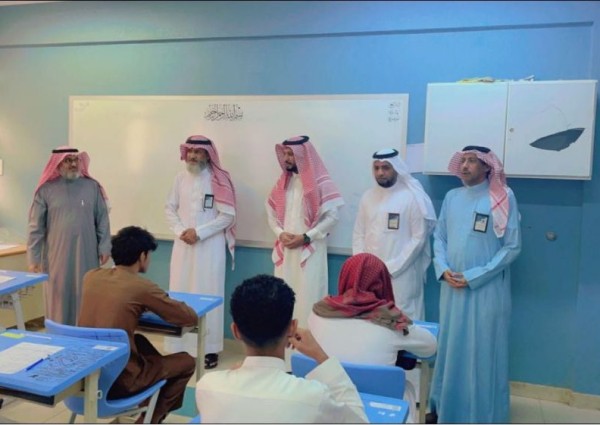 وكيل محافظة بيش يتفقد سير الاختبارات في المجمع الثانوي