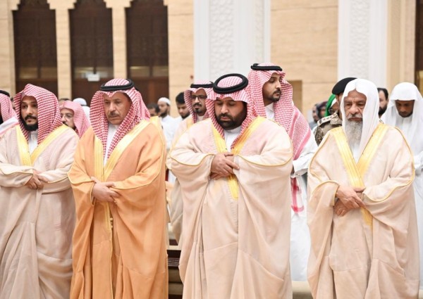 سمو نائب أمير منطقة جازان يؤدي صلاة الاستسقاء