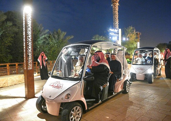 سمو الأمير تركي بن محمد بن فهد يصطحب ولي عهد دولة الكويت في جولة بحي الطريف التاريخي في الدرعية