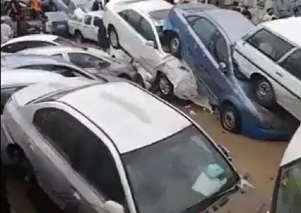 بسبب الامطار الغزيرة ..السيول تجرف عدد كبير من المركبات في شوارع مكة المكرمة