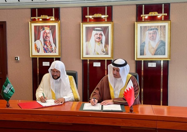 معالي وزير الشؤون الإسلامية يوقع مع نظيره وزير العدل في البحرين البرنامج التنفيذي لمذكرة التفاهم الموقعة بين الوزارتين
