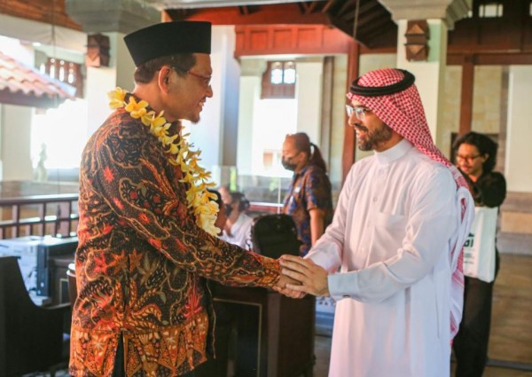 شاهد .. اللجان العاملة بمؤتمر آسيان الثاني “خير أمة” بإندونيسيا تستقبل المشاركين بالورود