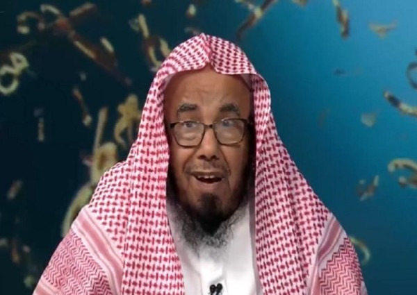 ما حكم تأجيل الصلاة بسبب الإرهاق من طريق السفر؟ .. المطلق يجيب! – فيديو