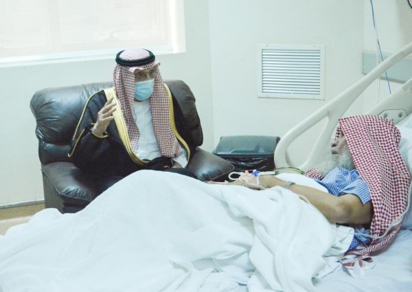 سمو أمير منطقة جازان يطمئن على صحة الشيخ العامري