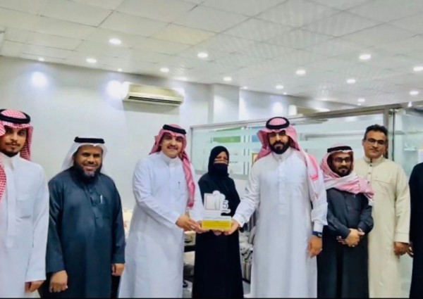 مدير إدارة التطوع بجمعية مراكز الأحياء بمكة المكرمة يُكرم مركز حي العوالي