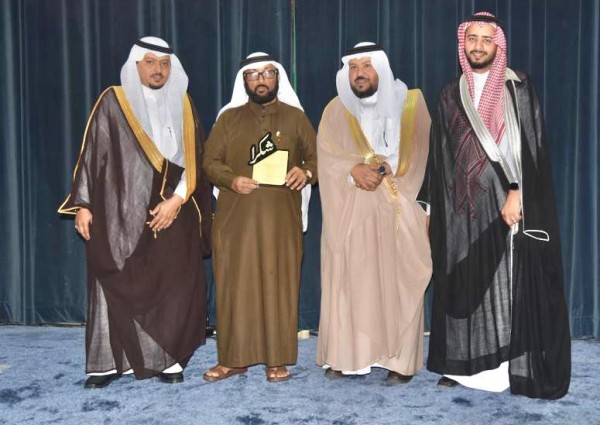 رئيس مجلس ادارة جمعية معين التطوعية يُكَرّم الزميل الصحفي إبراهيم النعمي