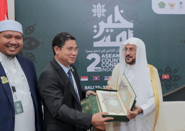 وزيـر الشؤون الإسلامية يستقبل عضو البرلمان بمملكة كمبوديا