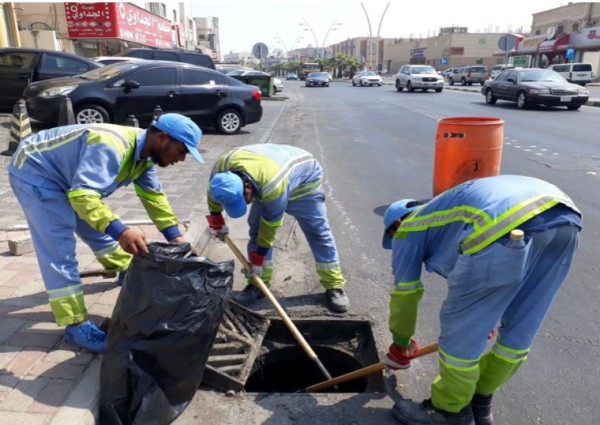 بلدية الظهران تقوم بأعمال الصيانة والتنظيف لقنوات تصريف مياه الأمطار لضمان انسيابية تصريف المياه