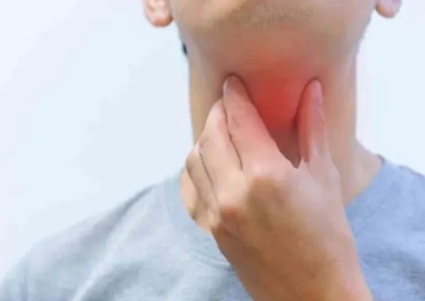 استشاري يوضح أسباب الإحساس بكتلة في الحلق؟ وعلاقتها بالقلق