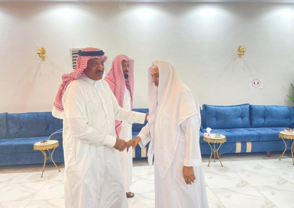 محافظ صامطة يزور أسرة “آل خيرات” ويُقدِّم واجب العزاء في فقيدهم