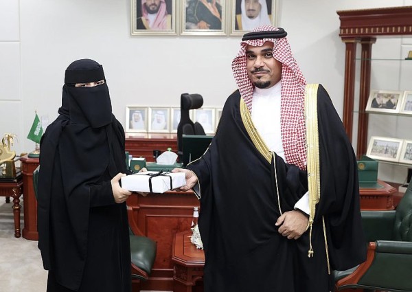 سمو نائب أمير منطقة نجران يكرّم الطالبة غيداء اليامي