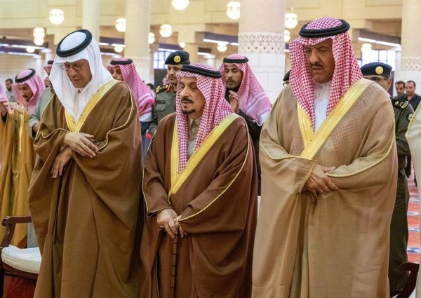 أمير الرياض يؤدي صلاة الميت على أحمد السديري