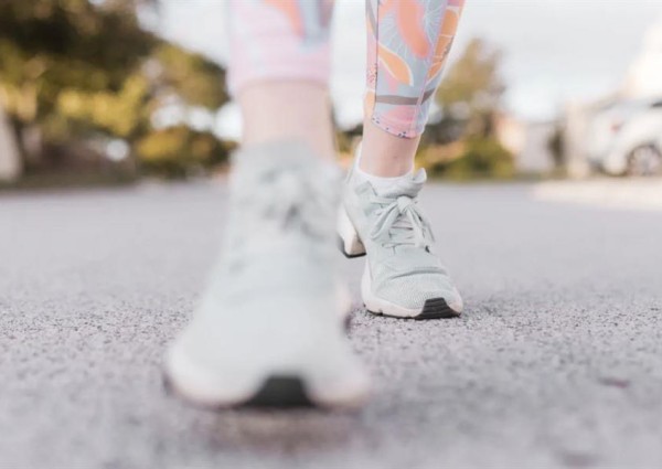 دراسة: مشي 6 آلاف خطوة يحد من إصابة كبار السن بأمراض القلب