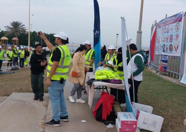 حملة بيئية تنفذها بلدية وسط الدمام بمشاركة 200 فردا من الجالية الفلبينية في كورنيش الدمام