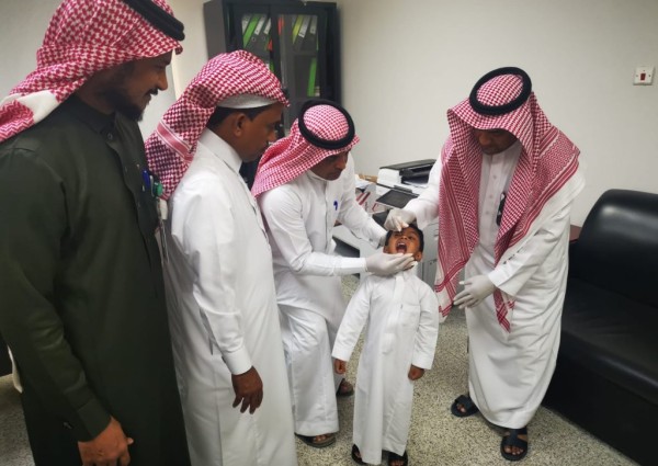 رئيس مركز الشقيق يدشن حملة التطعيم ضد شلل الأطفال بمركز الرعاية الأولية بالشقيق