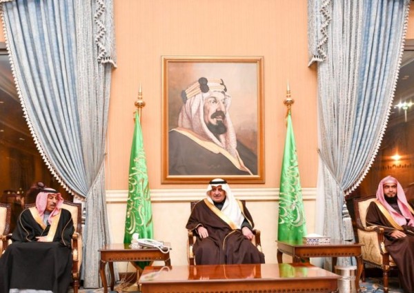 أمير تبوك يستقبل المواطنين في اللقاء الأسبوعي