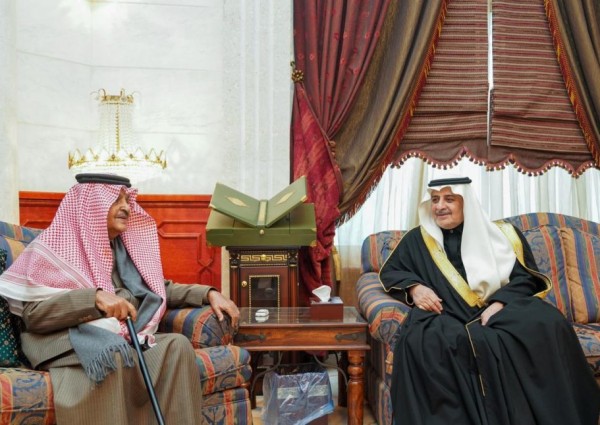 أمير منطقة تبوك يزور الشيخ أحمد الخريصي في منزله