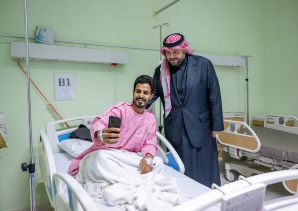 أمير الحدود الشمالية يتفقد مستشفى محافظة العويقيلة المركزي