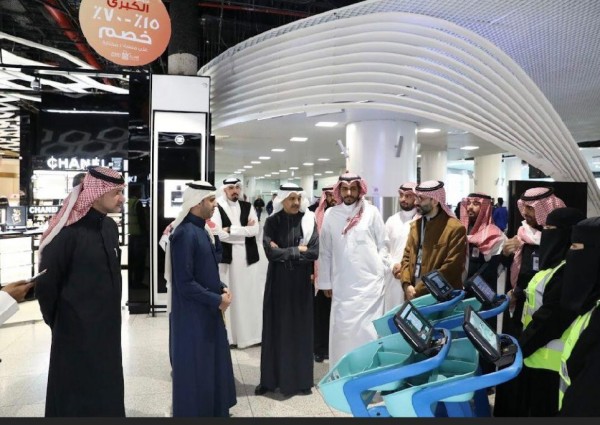 مطار الملك خالد الدولي يطلق عربات التسوق الذكية