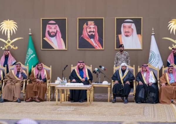 أمير الحدود الشمالية يستقبل المسؤولين والقضاةَ ومديري الإدارات الحكومية من مدنيين وعسكرين بمحافظة رفحاء