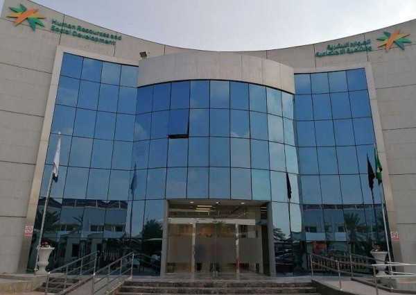 هل يحق للعامل الذي يثبت مرضه الحصول على إجازة مرضية بأجر؟ .. الموارد البشرية تكشف!!