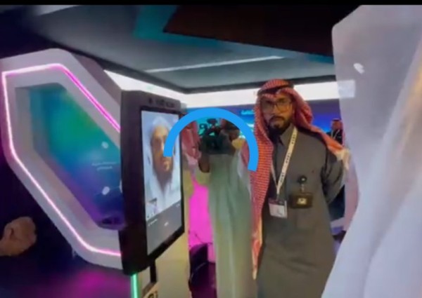 شاهد.. ماذا قال وزير الشؤون الإسلامية لمقدم الفتوى عبر روبوت رئاسة الحرمين بمعرض ليب