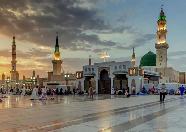 وكالة المسجد النبوي: سيدتين تدخلان ساحات المسجد النبوي بلباس غير مناسب .. ودخولهن كان عن طريق الخطأ