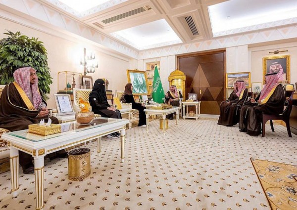 سمو أمير منطقة القصيم يكرّم مواطنتين لتبرعهما بجزء من كبديهما لأحد المرضى