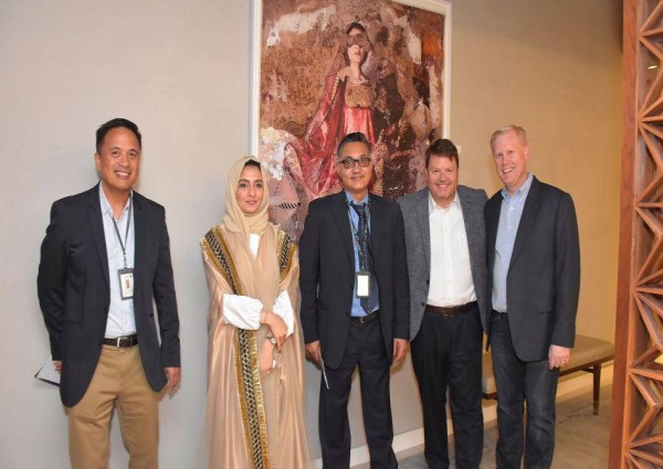 القنصلية الأمريكية العامة في الظهران تفتتح أول معرض لها بعنوان “سلسلة الفنانين المميزين”