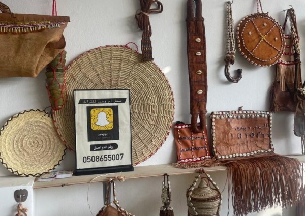 خلال مشاركتها في مهرجان البن العاشر في الداير .. “أم وحيد” تكشف لـ”الشمال” عن مهنة صناعة الجلود التي تمتهنها