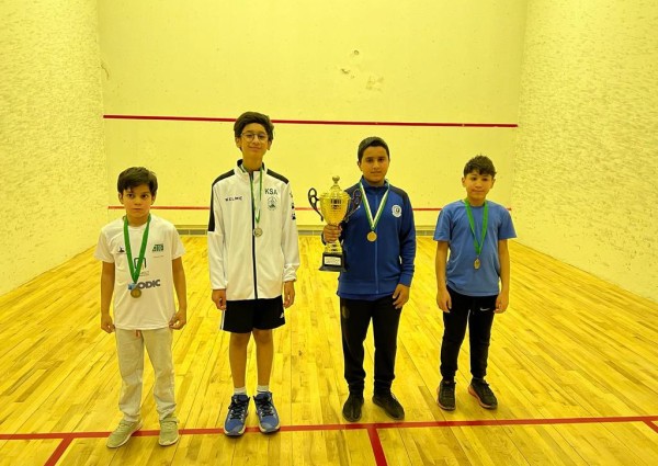 لاعب نادي الهلال وليد الورد بطل كأس الإسكواش تحت 13 عام