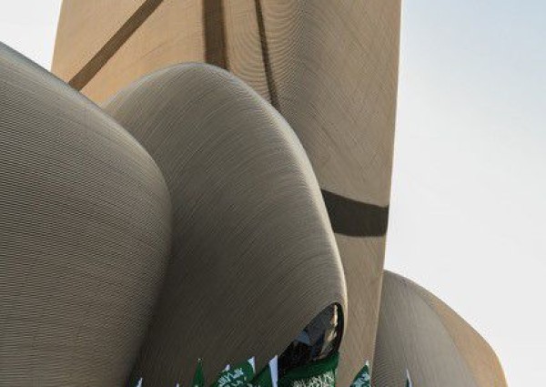 عروض أدائية وصقور تحّلق في سماء “إثراء” احتفاءً بـ “يوم التأسيس”